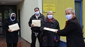 Symbolische Übergabe der Dankschreiben. Foto: QM High-Deck-Siedlung/ Sonnenallee Süd 