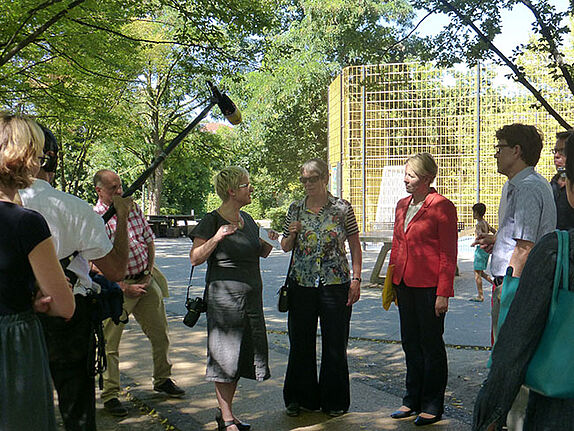 Im Kiez unterwegs: Barbara Hendricks (3.v.r), Franziska Giffey (2.v.r), Engelbert Lütke Daldrup (r.). Foto: Dagmar Buchholz
