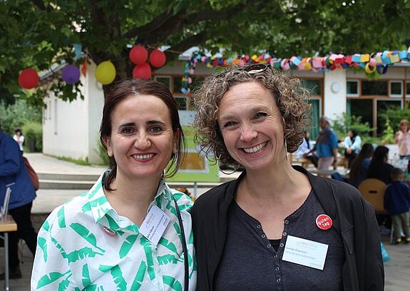 Svenja Claussen (rechts) und Selvi Yildirim (links) betreuen gemeinsam das Projekt „Lesen macht Spaß“ an der Eduard-Mörike-Grundschule. (Bild: QM Harzer Straße)