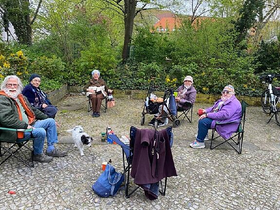 Treffen auf dem Akademieplatz, warm angezogen auch bei Kälte. (Bild: SmArt - StadtMuster Art.e.M Berlin GbR)