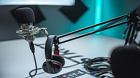 Ein Podcast ist ein Weg über die Arbeit des Quartiersmanagements zu informieren. (Bild: Harry Cunningham / Pexels)
