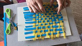 Flechten mit modernen Materialen beim Verein BRAND. Bild: Christiane Bischoff