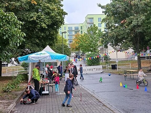 Trotz des anfänglichen Regens ließen die Kinder nicht lange auf sich warten und nutzen den Platz auf der Straße zum Spielen. (Bild: QM Boulevard Kastanienallee)