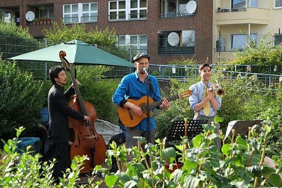 Johannes Rosenstock (Mitte) und seine Band sorgten mit ihrer Live-Musik für eine ausgelassene Stimmung. (Bild: H. Heiland)