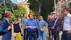 Quartiersmanager Thomas Helfen (Mitte) führte die europäischen Gäste durch den Kiez zu spannenden Kooperationspartnern und zukunftsweisenden Orten im Quartier. (Bild: Birgit Leiß)