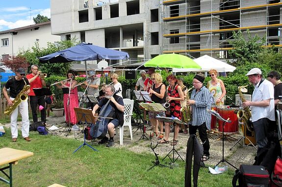Ein buntes Willkommens-Arrangement begrüßte die Besuchenden am Tag der offenen Gärten. (Bild: Jens Sethmann)