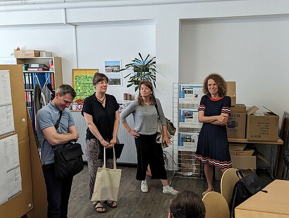 Bezirksstadträtin Dr. Claudia Leistner (rechts) besuchte mit Mitarbeitenden des Bezirksamtes die offene Sprechstunde des QMs Kosmosviertel, um über den Umbau des Grünzuges zu sprechen. (Bild: Joachim Schmidt)