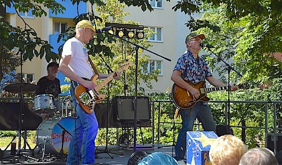 Auf der Bühne wurde den Besuchenden ein abwechslungsreiches Programm geboten. (Bild: QM Heerstraße Nord)
