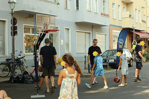 Kinder und Erwachsene beteiligen sich an einem Basketball-Training, das von ALBA Berlin organisiert wurde.