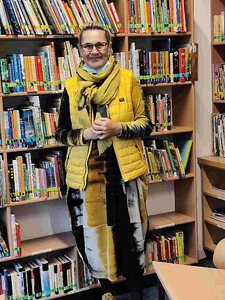 Dr. Gerlinde Kempendorff-Hoene betreut in der Schule als externe Fachkraft eine Lese- und Schreibwerkstatt. Die Schülerzeitung „Karlchen“, die mit Texten und Bildern der Kinder bestückt ist, erhielt 2019 sogar einen Preis vom Bundesbildungsministerium. (Bild: Birgit Leiß)