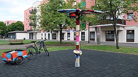 Durch die Verhüllung mit den gestrickten und gehäkelten Quadraten verwandelte sich das Klettergerüst in ein Kunstwerk. (Bild: QM Hellersdorfer Promenade)