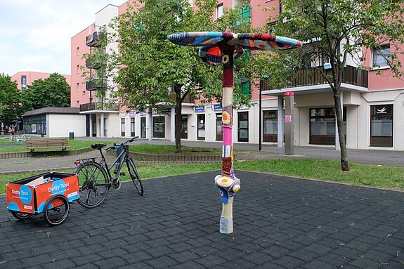 Durch die Verhüllung mit den gestrickten und gehäkelten Quadraten verwandelte sich das Klettergerüst in ein Kunstwerk. (Bild: QM Hellersdorfer Promenade)