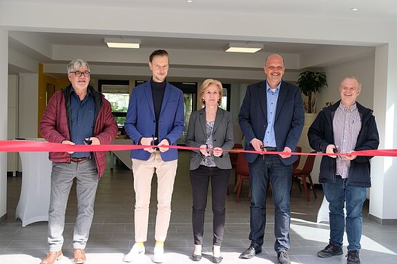 Mit der Zerschneidung des roten Bandes wurde der Kieztreff Kastanie offiziell wiedereröffnet. (Bild: Julian Krischan)