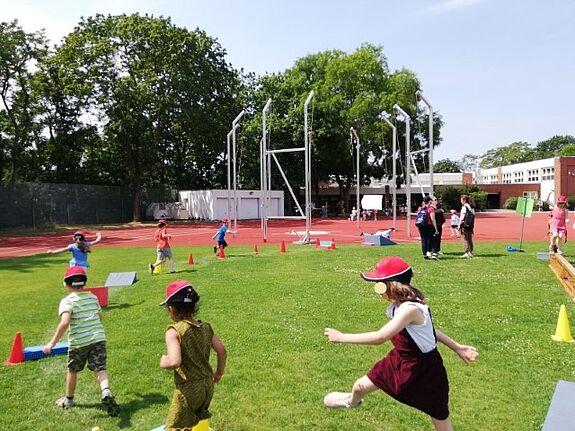 In zahlreichen Disziplinen stellten die Kinder ihre sportlichen Fähigkeiten unter Beweis. (Bild: S.T.E.R.N. GmbH)