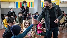 Der Comedian Bülent Ceylan motiviert die Grundschülerinnen und -schüler in der Gemeinschaftsschule im Campus Efeuweg. (Bild: ZDF/Oliver Ziebe)