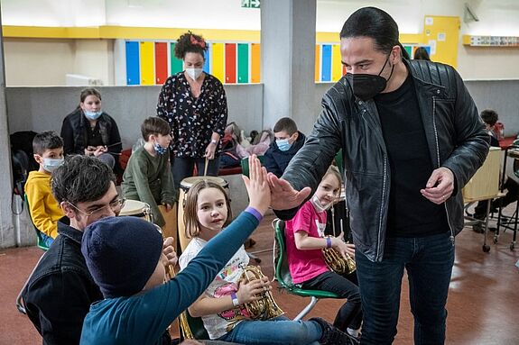 Der Comedian Bülent Ceylan motiviert die Grundschülerinnen und -schüler in der Gemeinschaftsschule im Campus Efeuweg. (Bild: ZDF/Oliver Ziebe)