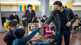 Der Comedian Bülent Ceylan motiviert die Grundschülerinnen und -schüler in der Gemeinschaftsschule im Campus Efeuweg. (Bild: ZDF/Oliver Ziebe)