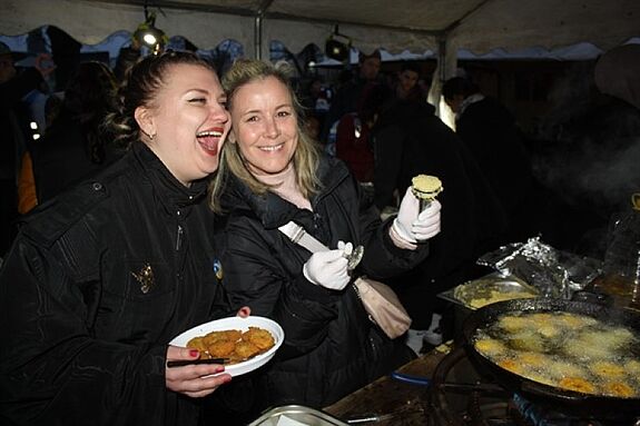 Falafel und weitere Köstlichkeiten sorgten bei den Teilnehmenden für gute Stimmung. (Bild: Gerald Backhaus)