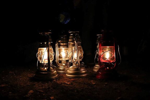 Öllampen für die Nachtwanderung. Bild: Andrei Schnell, QM Soldiner Straße