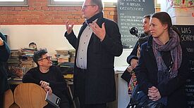 Schulleiter Markus Schega bedankt sich bei allen Mitwirkenden. Foto: QM Mariannenplatz  