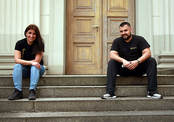 Banu Küçük und Birkan Özçelik (v.l.n.r.) von Gangway e.V. machen auch in der U-Bahn Werbung für das Essens-Angebot. Bild: Johannes Hayner