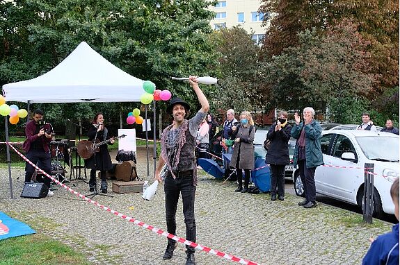 Akrobatische Einlagen vom Duo Felice und Cortes Young sorgten für gute Unterhaltung bei Jung und Alt. (Bild: Julian Krischan)