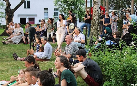 In Berliner Hinterhöfen konnten die Anwohnenden ein Konzert der Komischen Oper Berlin bestaunen. Bild: Agentur SmArt GbR