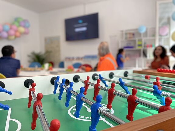 Der Jugendclub hat viele Angebote wie einen Tischkicker oder einen Airhockey-Tisch. (Bild: QM Pankstraße)