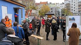 In anderthalb Jahren soll der Neubau für das Kinder- und Familienzentrum in der Reuterstraße fertig sein. Bild: Jens Sethmann
