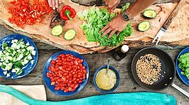 Die Teilnehmenden der Initiative MBO for future stellen in ihrem Kochbuch ihre Lieblingsrezepte vor und erklären dabei, wie sie auf einen geringen CO2-Ausstoß und die Vermeidung von Verpackungsmüll achten. (Bild: Pexels/Maarten van den Heuvel)