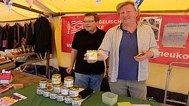 Auf dem Boddinplatz-Flohmarkt wird Honig von der Evangelischen Schule Neukölln verkauft. Bild: QM Flughafenstraße