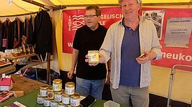 Auf dem Boddinplatz-Flohmarkt wird Honig von der Evangelischen Schule Neukölln verkauft. Bild: QM Flughafenstraße
