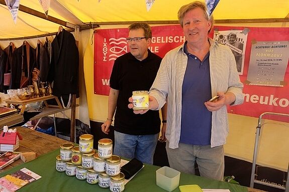 Auf dem Boddinplatz-Flohmarkt wird Honig von der Evangelischen Schule Neukölln verkauft. Bild: QM Flughafenstraße