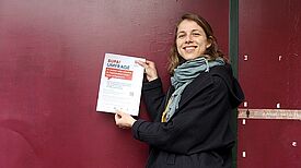 Juliane Schnitzer vom Projekt "SUPA" mit dem Plakat zur aktuellen Umfrage. Foto: Hensel