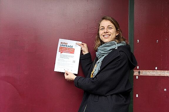 Juliane Schnitzer vom Projekt "SUPA" mit dem Plakat zur aktuellen Umfrage. Foto: Hensel