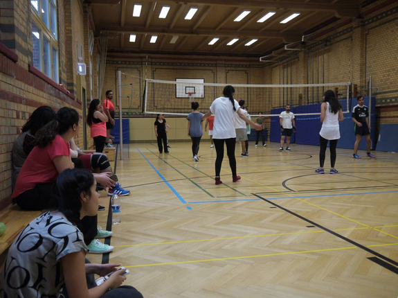 Festlich geschmückte Tannenbäume im Lettekiez. Bild: QM Letteplatz