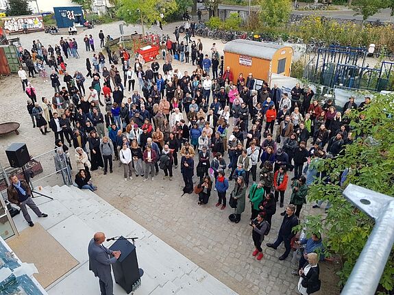 Stephan Machulik, Staatssekretär für Wohnen und Mieterschutz, begrüßte die Anwesenden zur feierlichen Wiedereröffnung des ZK/U. (Bild: QM Beusselstraße)