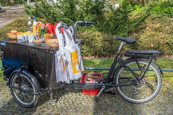 Der „Plauderkasten“ ist Teil des aufsuchenden Projekts „Teilhabe im Alter: Im Herzen jung – im Kiez zu Hause“ des QM-Gebiets. (Bild: Ralf Salecker)