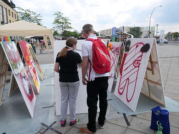 Bei den Hellersdorfer Streetworkerinnen und Streetworkern konnte fleißig (und legal) gesprüht werden. (Bild: Anka Stahl)
