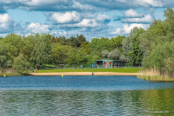 Gerade im Sommer bieten die Seen im Quartier wunderbare Erholungsmöglichkeiten. (Bild: Ralf Salecker)