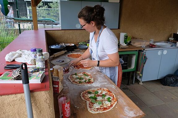 Anna Juhnke von KIDS & CO sorgt mit handgemachten Pizzen für Verpflegung. (Bild: Julian Krischan)