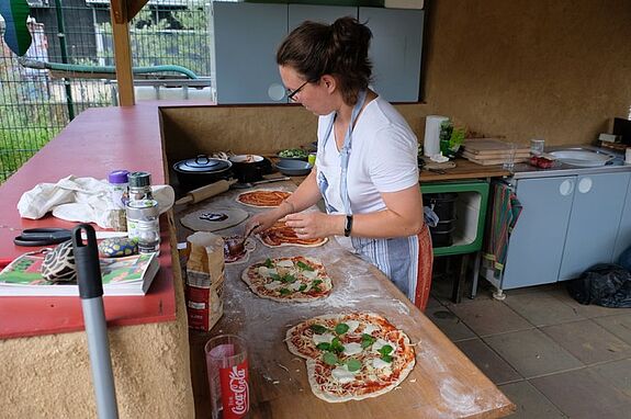 Anna Juhnke von KIDS & CO sorgt mit handgemachten Pizzen für Verpflegung. (Bild: Julian Krischan)