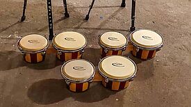 Zwei Congas und drei Bongos stehen in der Kiezstube.