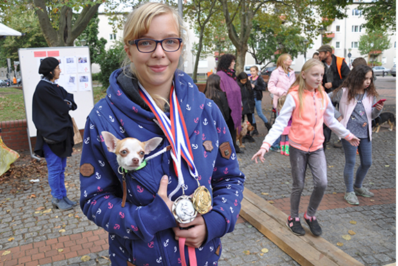 Für die Gewinner der Wahl zum „tollsten Lettehund“ gab es Medaillen und kleine Geschenke.  Foto: QM Letteplatz