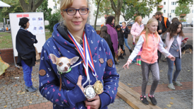 Für die Gewinner der Wahl zum „tollsten Lettehund“ gab es Medaillen und kleine Geschenke.  Foto: QM Letteplatz