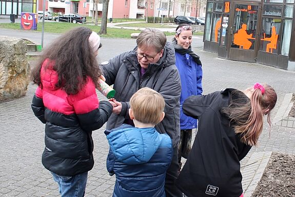 Die Kinder erhalten frische Samen, die sie sogleich aussäen. (Bild: Julian Krischan)