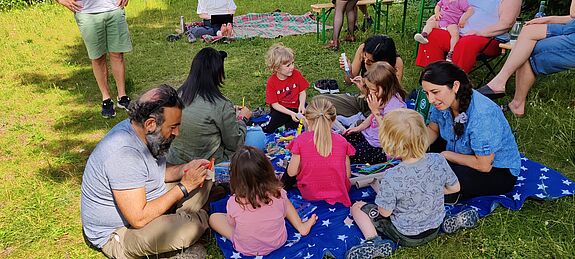 Die regelmäßigen Veranstaltungen der Helene-Nathan-Bibliothek brachten Familien im QM-Gebiet Flughafenstraße zusammen und förderten gemeinsames Gestalten unter freiem Himmel. (Bild: QM Flughafenstraße)