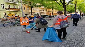 Viele fleißige Helferinnen und Helfer säuberten die Donaustraße-Nord. (Bild: Birgit Leiß)