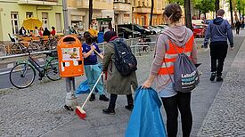 Viele fleißige Helferinnen und Helfer säuberten die Donaustraße-Nord. (Bild: Birgit Leiß)
