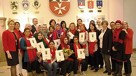 Verleihung der Stadtteilmütter-Zertifikate mit Dr. Franziska Giffey (1.v.l.) und Stadtentwicklungssenatorin Katrin Lompscher (4.v.r.) Bild: Heike Thöne